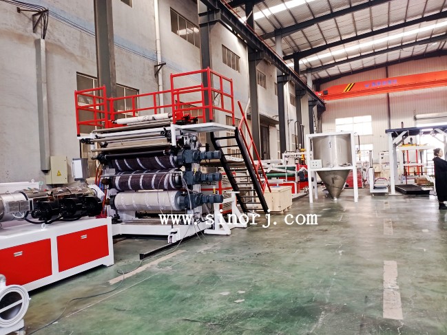 大理石板設(shè)備墻板設(shè)備裝柜進(jìn)行中，扣板生產(chǎn)線(xiàn)試機(jī)進(jìn)行時(shí)