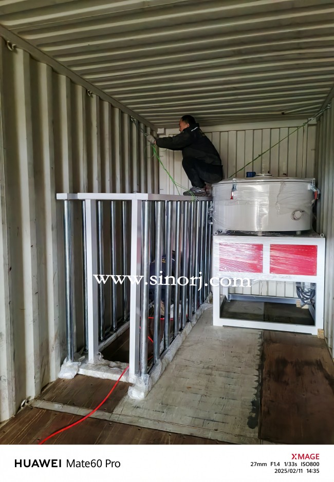 中東地區(qū)PVC仿大理石板設(shè)備裝柜進(jìn)行時(shí)