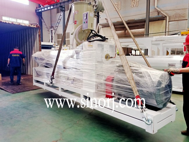 前幾天abs管材生產(chǎn)線，今天UV大理石板生產(chǎn)線，過兩天格柵板生產(chǎn)線裝柜裝柜發(fā)貨發(fā)貨