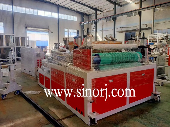 發(fā)往印尼的pvc波浪瓦，T型瓦生產(chǎn)線(xiàn)，大理石uv板生產(chǎn)線(xiàn)開(kāi)始裝柜