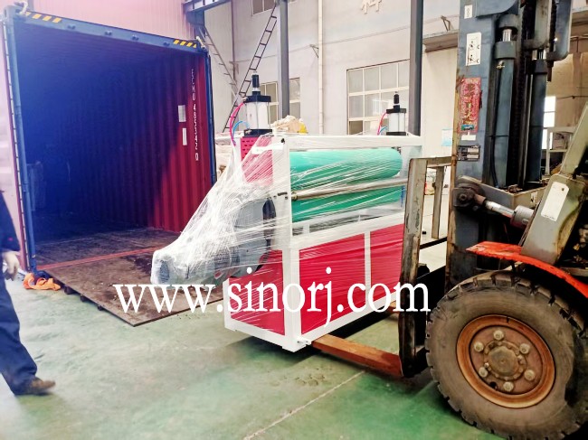 發(fā)往南美的lvt地板生產(chǎn)線(xiàn)spc地板設(shè)備裝柜中